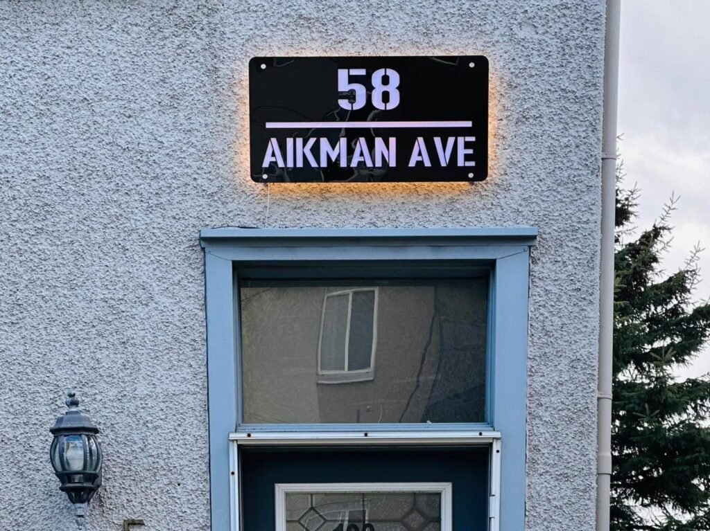 Instagram post from unique_signs_on. This post is in position 1.
